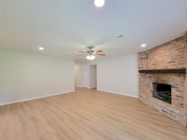 Building Photo - 25911 Maplewood Dr