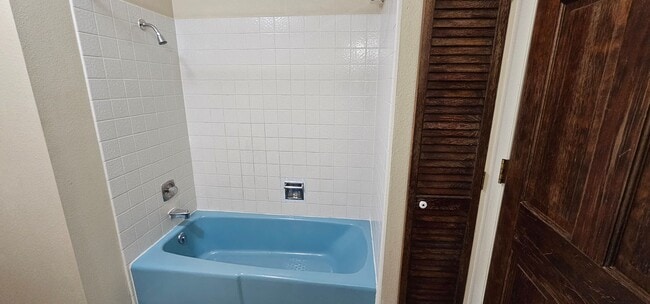 Building Photo - Newly Renovated 3Bed/2Bath Home Now Availa...
