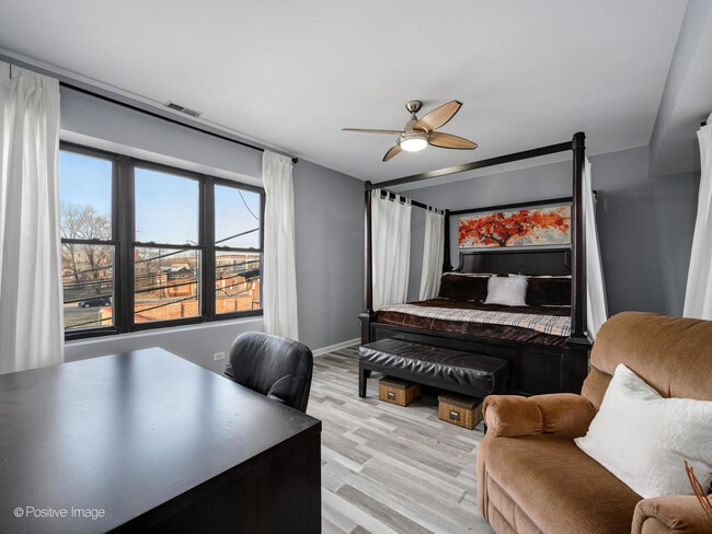 Building Photo - 4014 S Drexel Blvd