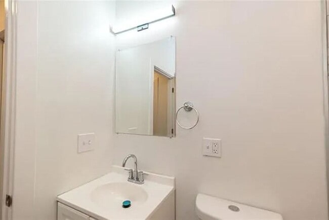 Building Photo - Beautiful 4 Bedroom Newly renovated home!