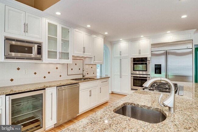 Building Photo - 6122 Bayliss Pl