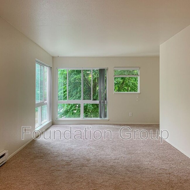 Building Photo - 916 N 104th St