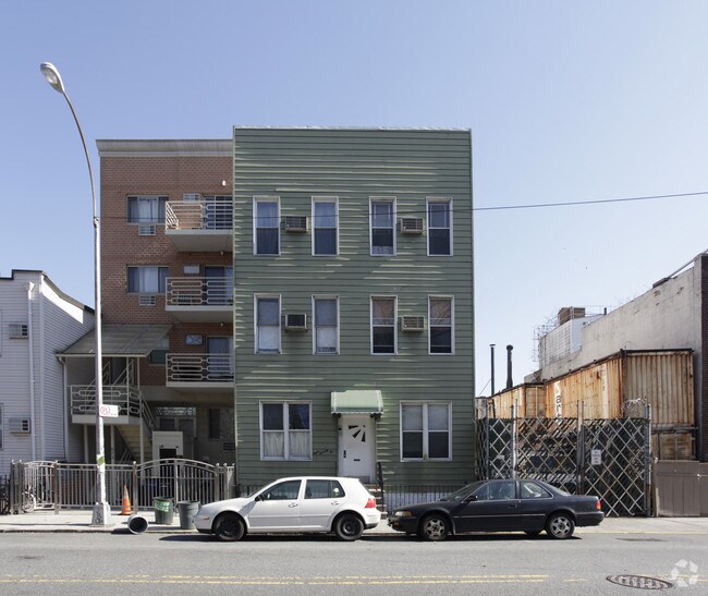 Building Photo - 872 Lorimer St