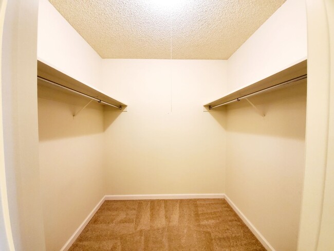 Building Photo - Beautiful, sunny woodlake condo