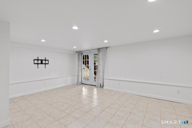 Building Photo - 83 Meadowbrook Rd