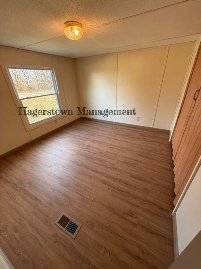 Building Photo - Nice 3 Bedroom Trailer