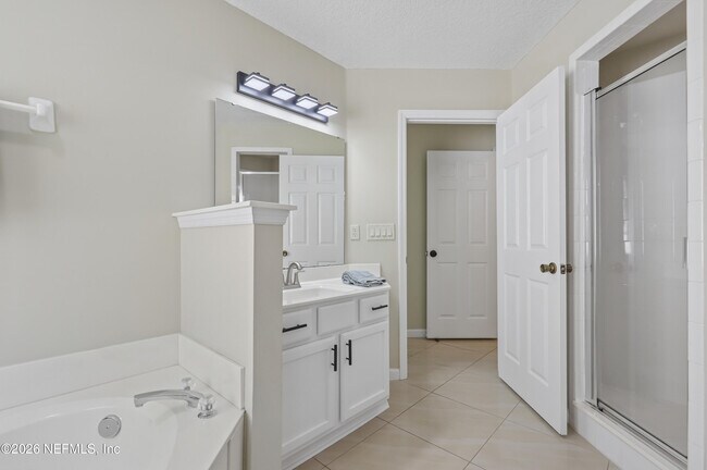 Building Photo - 2070 Thornhill Drive