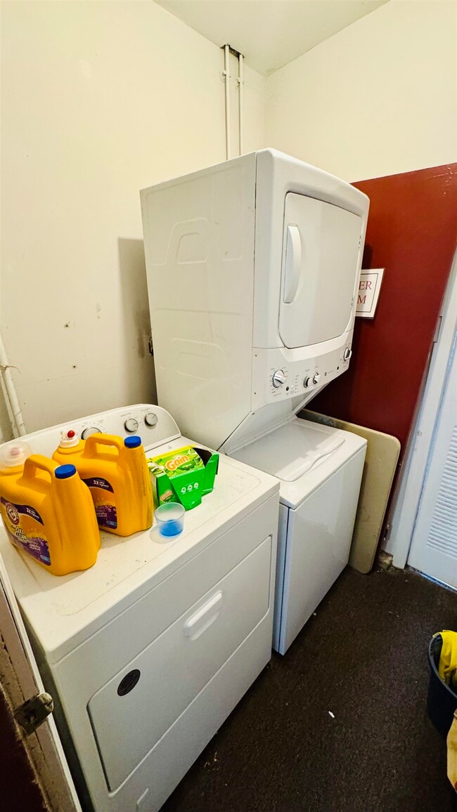 Building Photo - 682 Summit Ave