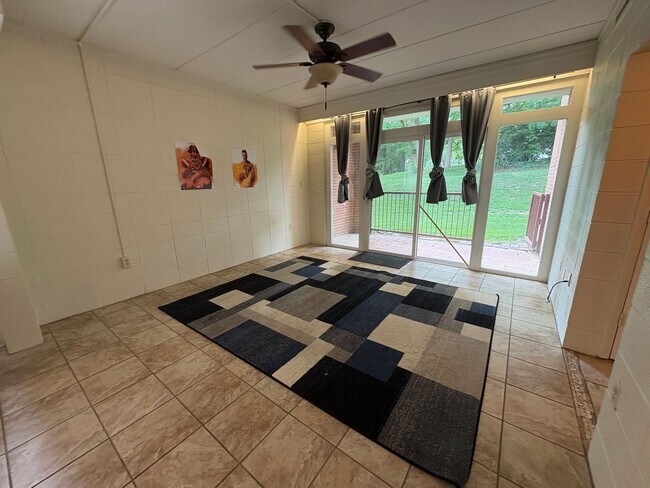 Building Photo - Brightwood - 900-B4