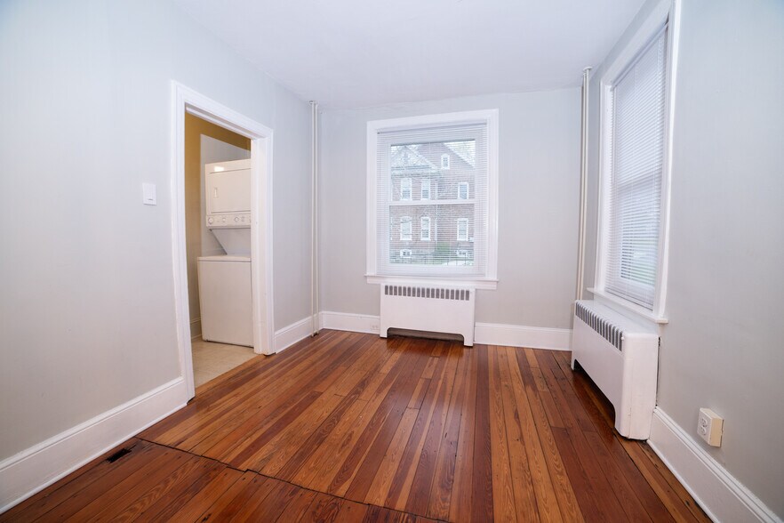 Building Photo - 876 Main St