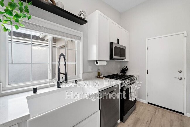 Building Photo - 2039 Waterbury Dr