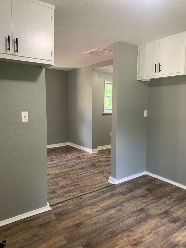 Building Photo - Updated 2 bed/1 bath, 800 sqft home!