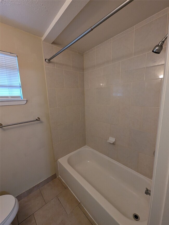 Building Photo - 5203 Heathercrest Dr