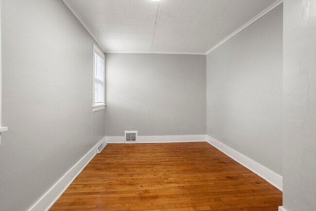 Building Photo - 617 W 8th Ave