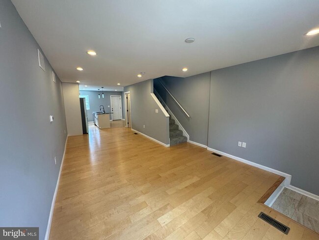 Building Photo - 2731 Mura St