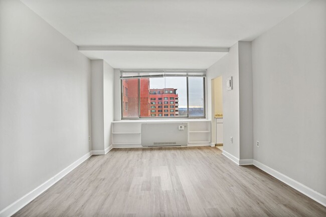 Building Photo - Charming & Bright Studio at River Place West