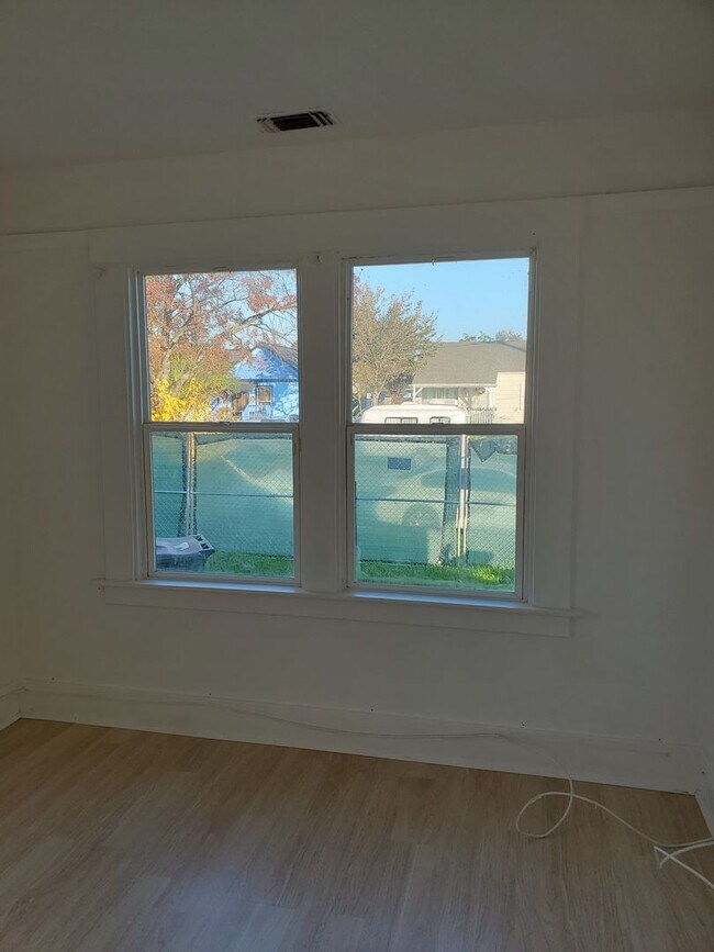 Building Photo - Downtown Charmer