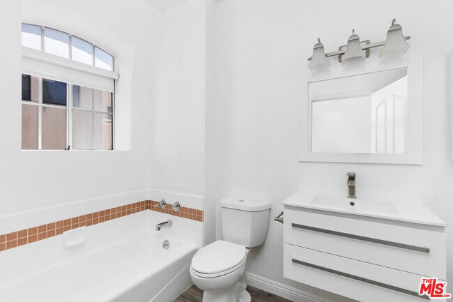 Building Photo - 9800 Vidor Dr