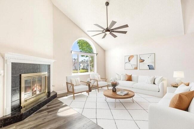 Building Photo - Charming Waterfront Home in Southside