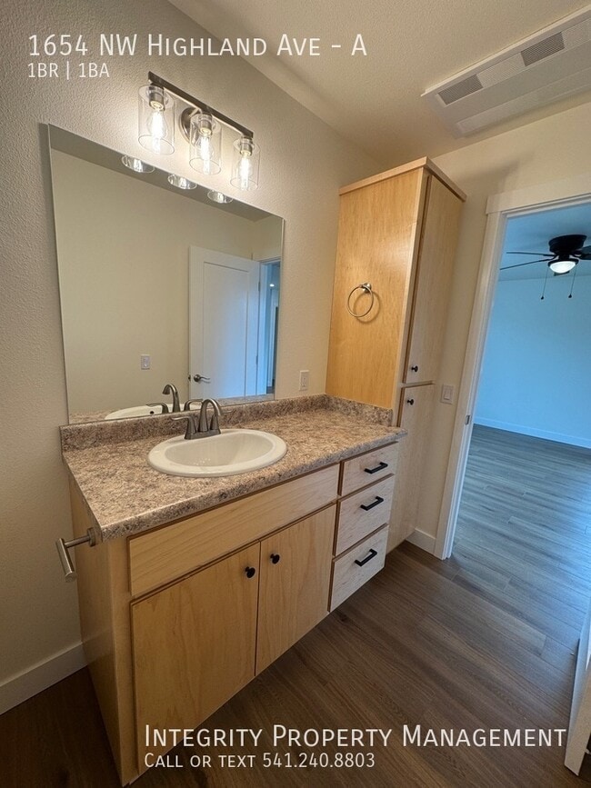 Building Photo - 1654 NW Highland Ave