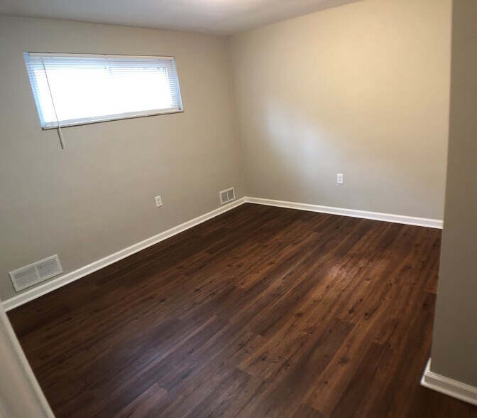 Building Photo - 162 Pointview Rd