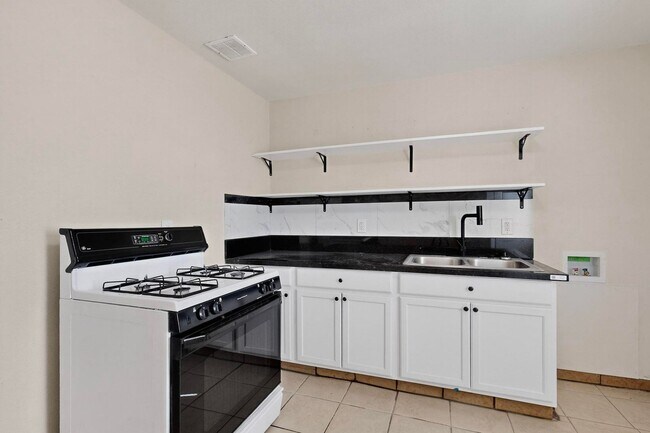 Building Photo - 540 Cardenas Dr SE