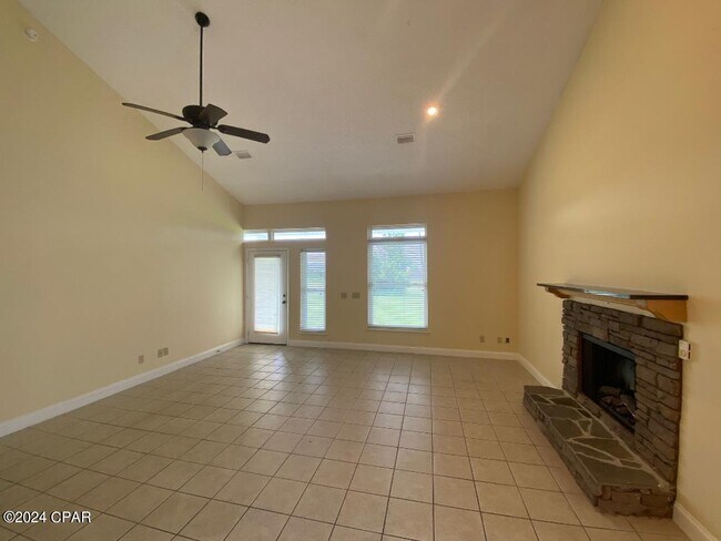 Building Photo - 4031 Oak Forest Dr
