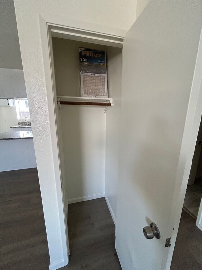 Building Photo - 1110 W Chestnut St