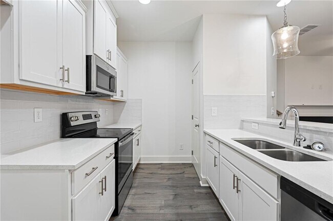 Building Photo - 5820 Calle Vis Dr