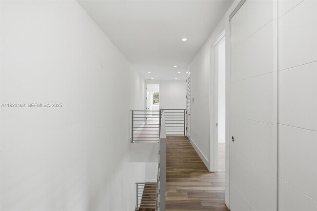 Building Photo - 2852 SW 32nd Ct