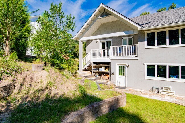 Building Photo - 9988 Hillview Dr