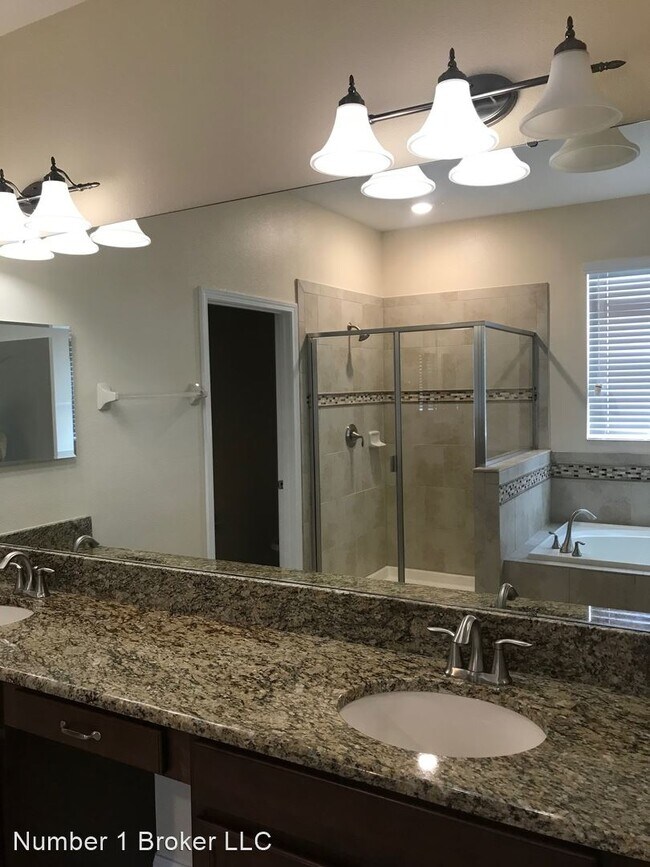 Building Photo - 5 br, 3.5 bath House - 15072 Evergreen Oak...