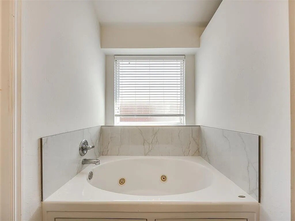 Building Photo - 2417 Arbor Dr