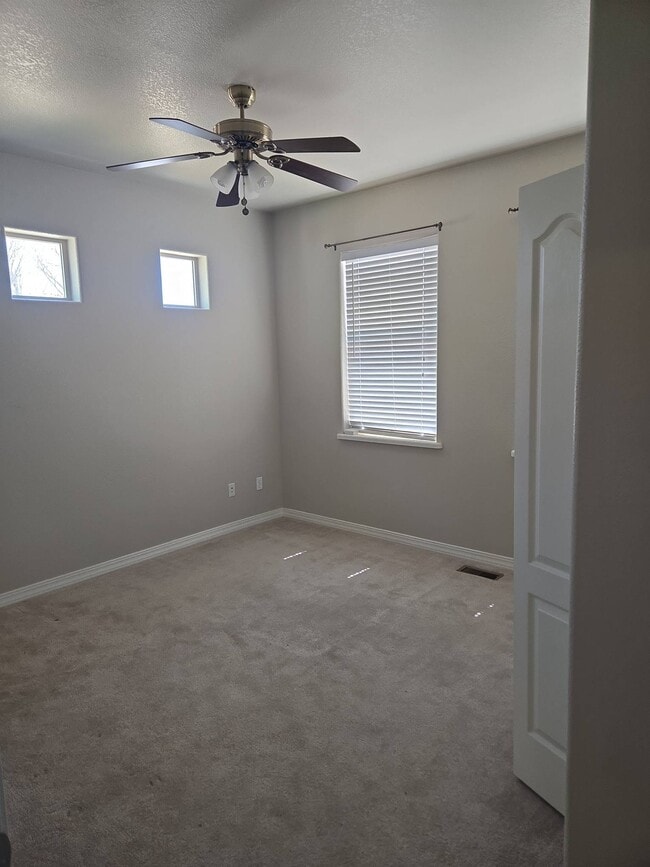 Building Photo - 729 Skyview Ct