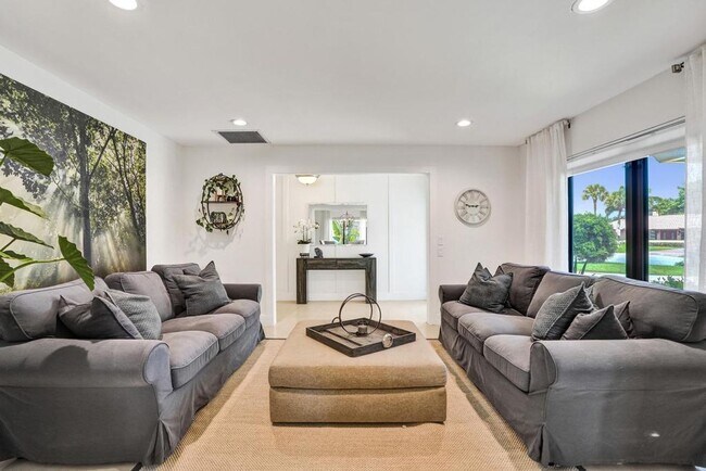 Building Photo - Boca Raton Beautifully Updated 4 Bedroom Pool Home