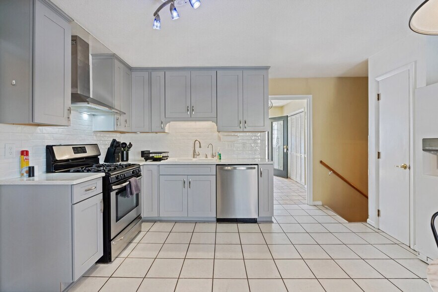 Building Photo - 750 SE Maynard Rd