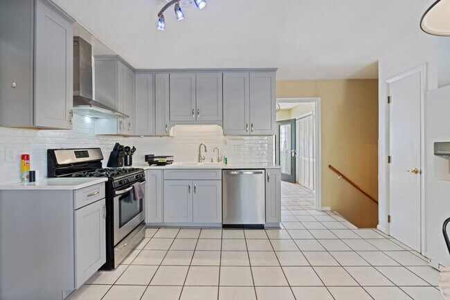 Building Photo - 710 SE Maynard Rd