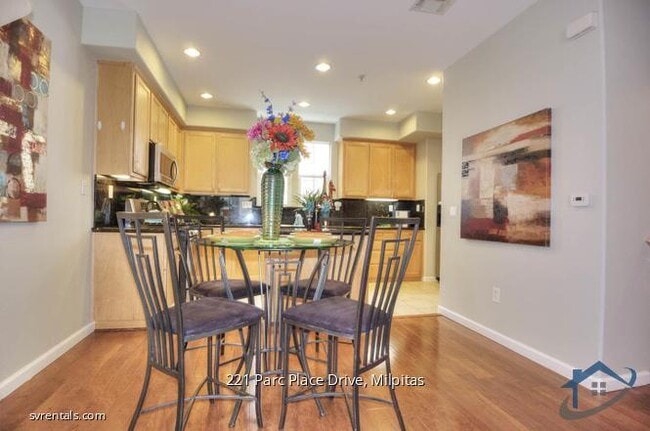 Building Photo - 221 Parc Pl Dr