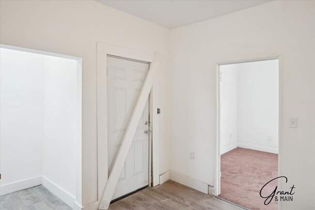 Building Photo - $1200 3 bedrooms