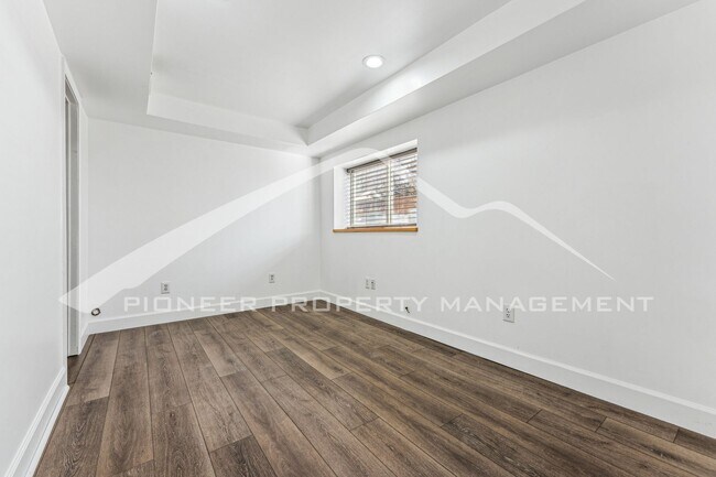Building Photo - Spacious Home with Fenced Yard and Washer/Dryer