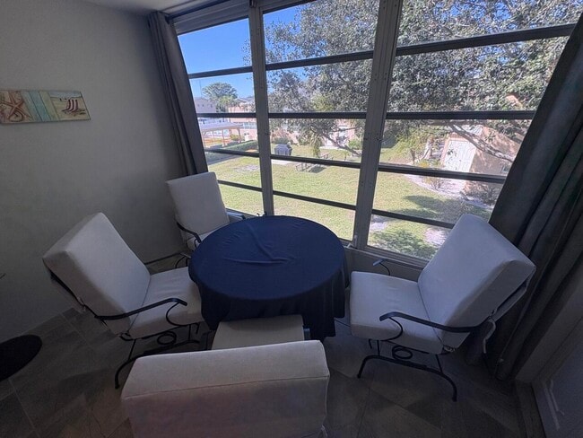 Building Photo - 2161 NE 1st Ct