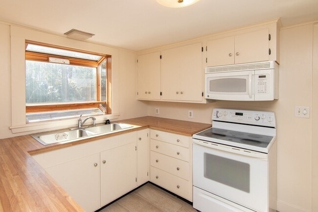 Building Photo - 98 Hillcrest Dr