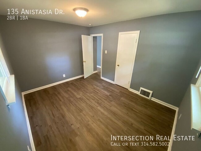 Building Photo - 135 Anistasia Dr