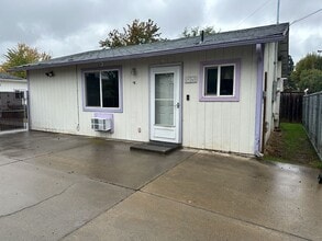 Building Photo - M924-926