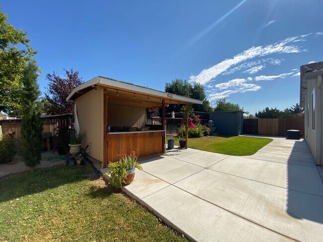 Building Photo - Beautiful Single Story 3 Bedroom 2 Bath! WITH SOLAR!