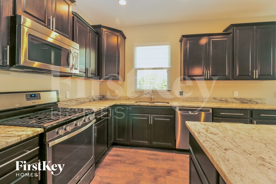 Building Photo - 220 Foxbank Plantation Blvd