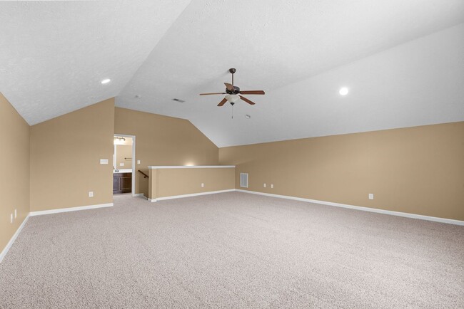 Building Photo - Three Bedroom with Bonus!