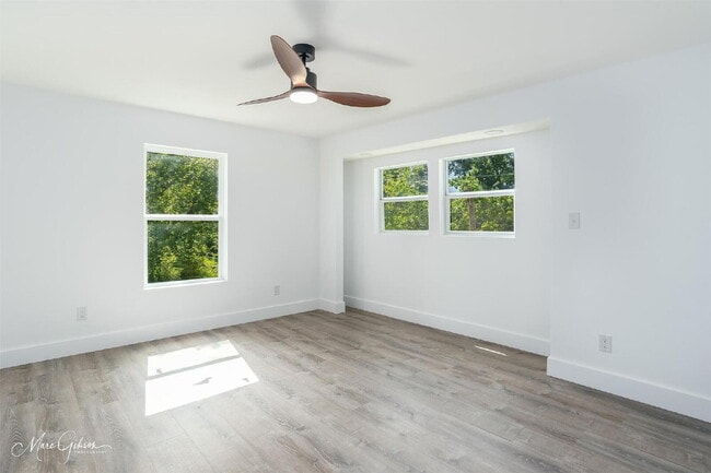 Building Photo - "Spacious 4-Bedroom Gem with a flex room a...