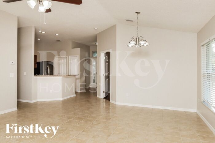 Building Photo - 2721 Stratford Pointe Dr