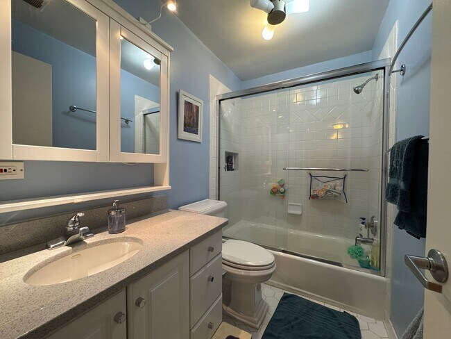 Building Photo - Refreshing 4 Bed 2/2 Bath End Unit Townhom...